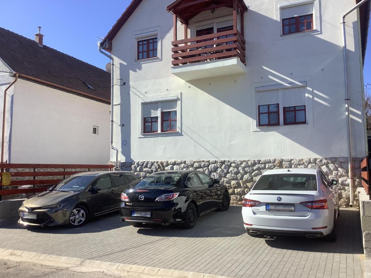Ezuest Boroka Apartman Еґер Екстер'єр фото
