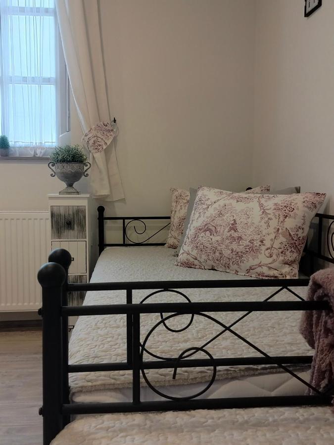 Ezuest Boroka Apartman Еґер Екстер'єр фото